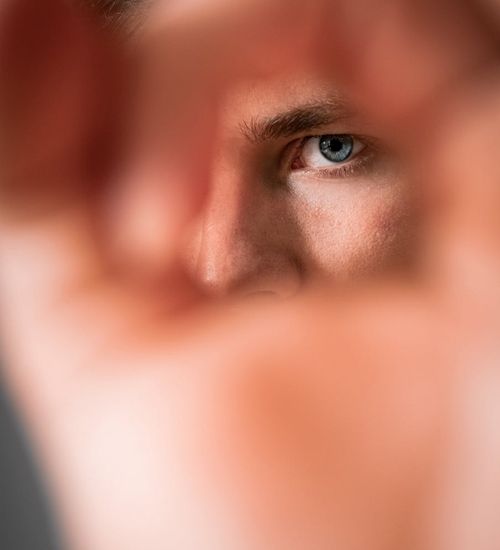 Woman with a calm and focused look, representing clarity and vision.